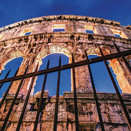 Awesome Apartment In Pula With Wifi *